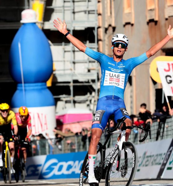 El mexicano Isaac Del Toro, líder de la Tirreno Adriático a falta de una jornada, celebró su victoria en la sexta etapa, la reina de la 'Carrera de los dos mares con final en Camerino,. EFE/EPA/ROBERTO BETTINI