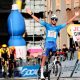 El mexicano Isaac Del Toro, líder de la Tirreno Adriático a falta de una jornada, celebró su victoria en la sexta etapa, la reina de la 'Carrera de los dos mares con final en Camerino,. EFE/EPA/ROBERTO BETTINI