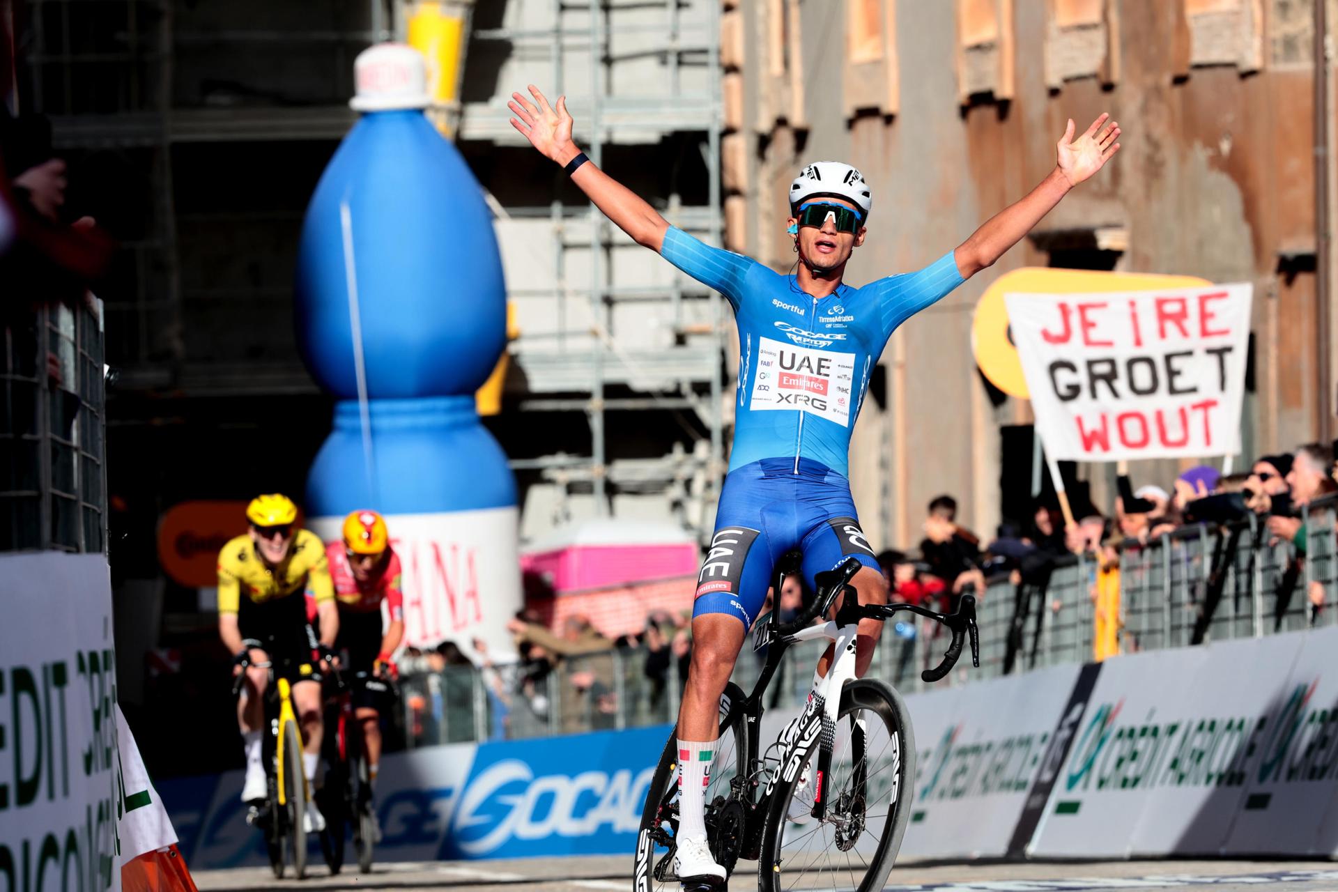 El mexicano Isaac Del Toro, líder de la Tirreno Adriático a falta de una jornada, celebró su victoria en la sexta etapa, la reina de la 'Carrera de los dos mares con final en Camerino,. EFE/EPA/ROBERTO BETTINI