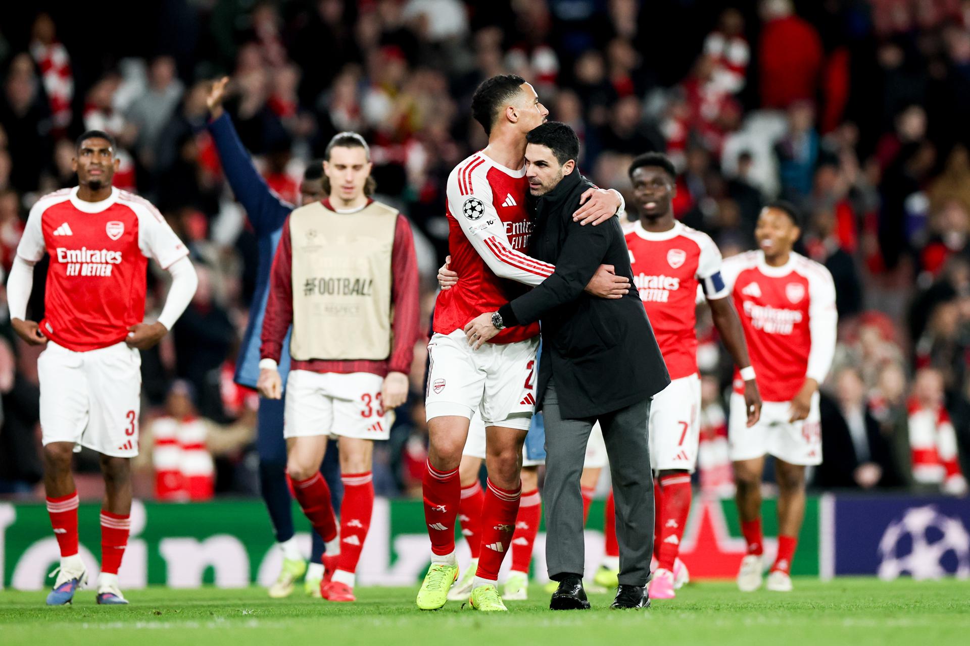 El técnico español Mikel Arteta celebra la victoria durante el partido de vuelta de octavos de final de la UEFA Champions que han jugado Arsenal y Bayer 04 Leverkusen en Londres, Reino Unido. EFE/EPA/NEIL HALL