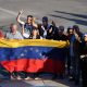 Ciudadanos venezolanos sostienen una bandera de su país esperando la llegada del presidente de Estados Unidos, Donald Trump, al restaurante venezolano El Arepazo este lunes, en Doral, aproximadamente a 14-15 millas de Miami (Estados Unidos). EFE/Alberto Boal