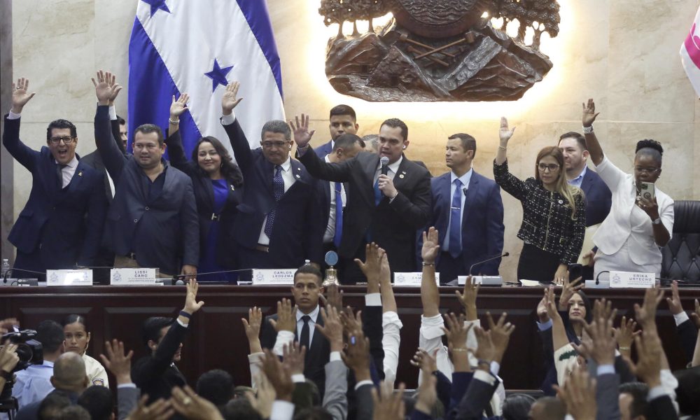 Fotografía del 23 de marzo de 2026 del presidente del Parlamento de Honduras, Tomás Zambrano (c), hablando, en Tegucigalpa (Honduras). EFE/STR