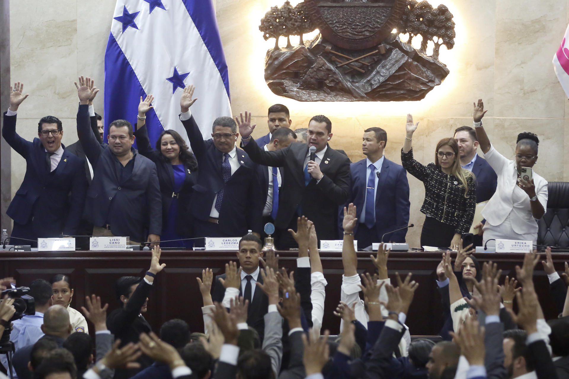 Fotografía del 23 de marzo de 2026 del presidente del Parlamento de Honduras, Tomás Zambrano (c), hablando, en Tegucigalpa (Honduras). EFE/STR