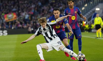 El defensa del Barcelona Eric García, y el delantero del Newcastle Anthony Gordon, saluda durante el partido de vuelta de los octavos de final de la Liga de Campeones disputado entre el Barcelona y el Newcastle, este miércoles en el Camp Nou. EFE/ Alejandro Garcia