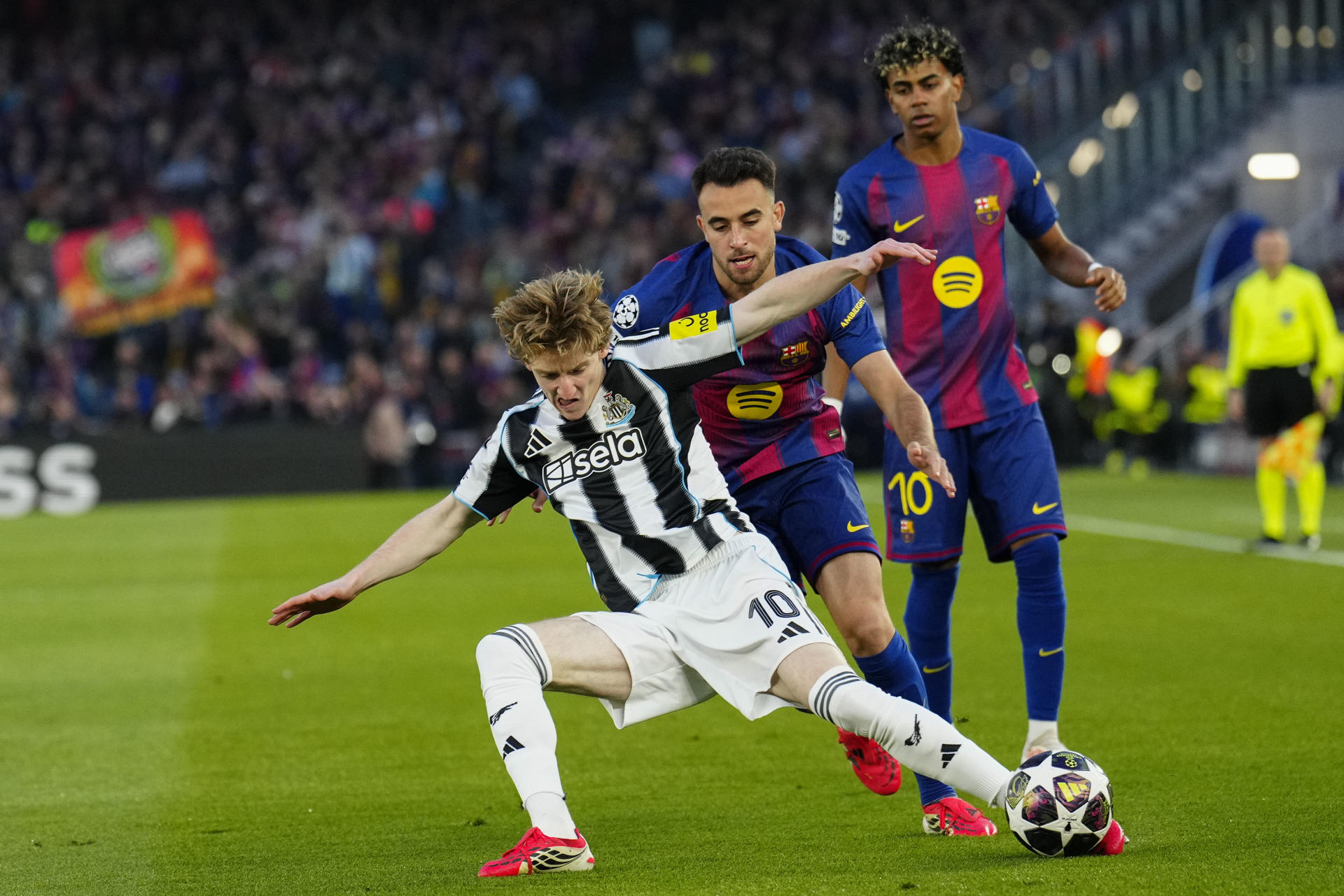 El defensa del Barcelona Eric García, y el delantero del Newcastle Anthony Gordon, saluda durante el partido de vuelta de los octavos de final de la Liga de Campeones disputado entre el Barcelona y el Newcastle, este miércoles en el Camp Nou. EFE/ Alejandro Garcia