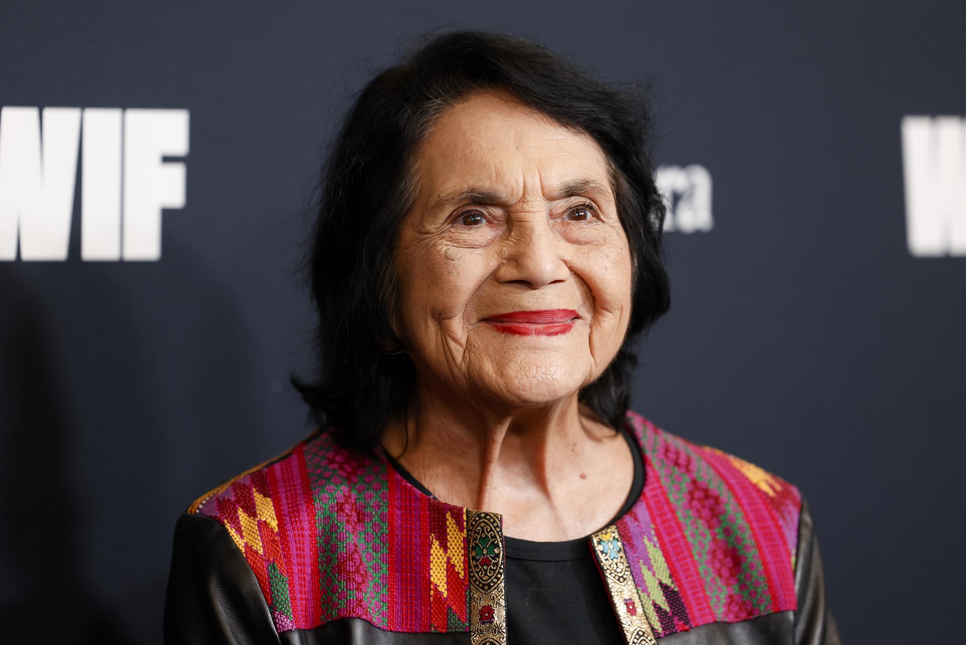 Fotografía de archivo del 06 de noviembre de 2025 que muestra a la líder sindical estadounidense, Dolores Huerta, asistiendo a una gala en el Beverly Hilton de Beverly Hills, California (EE. UU.).  EFE/ Caroline Brehman