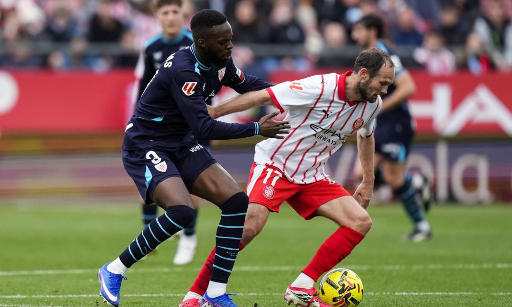 El delantero del Athletic Iñaki Williams (i) contra el defensa del Girona Daley Blind durante el partido de liga entre el Girona y el Athletic celebrado este sábado en el estadio Montilivi en Girona. EFE/ Siu Wu