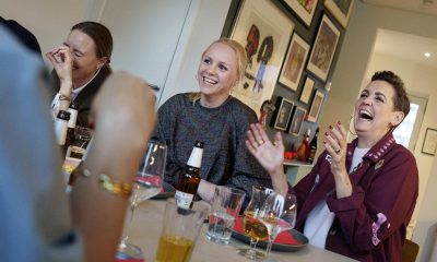 Pia Olsen Dyhr (R), líder del Partido Popular Socialista (SF), cena junto a, entre otros, Signe Munk (L), antes de la fiesta electoral del SF en la Escuela Superior Popular Johan Borup de Copenhague, Dinamarca, el 24 de marzo de 2026. Los votantes daneses acuden a las urnas el 24 de marzo para unas elecciones parlamentarias anticipadas. (Elecciones, Dinamarca, Copenhague) EFE/EPA/LISELOTTE SABROE DENMARK OUT