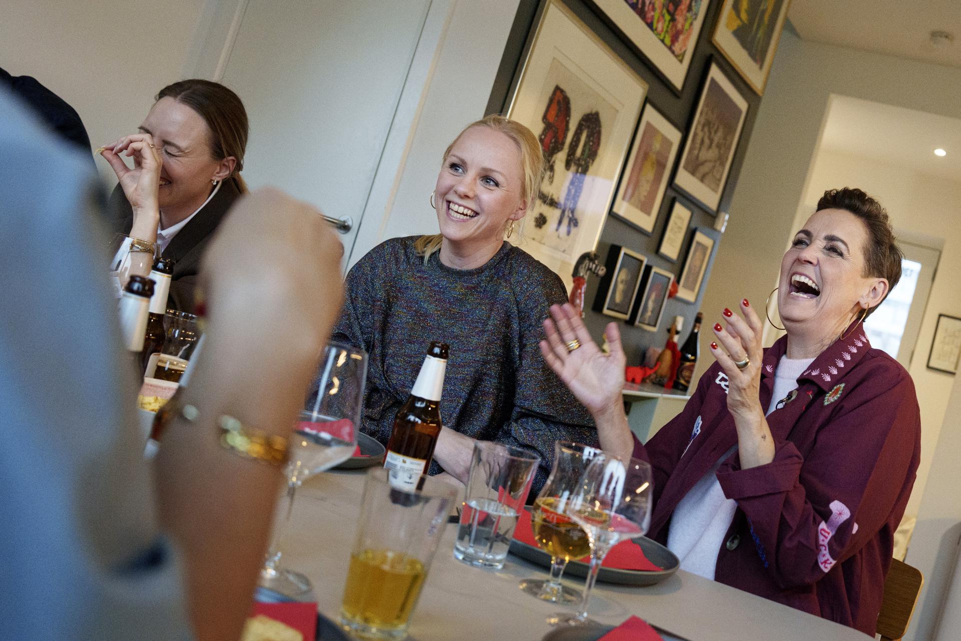 Pia Olsen Dyhr (R), líder del Partido Popular Socialista (SF), cena junto a, entre otros, Signe Munk (L), antes de la fiesta electoral del SF en la Escuela Superior Popular Johan Borup de Copenhague, Dinamarca, el 24 de marzo de 2026. Los votantes daneses acuden a las urnas el 24 de marzo para unas elecciones parlamentarias anticipadas. (Elecciones, Dinamarca, Copenhague) EFE/EPA/LISELOTTE SABROE DENMARK OUT