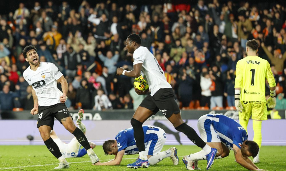 El defensa suizo del Valencia Eray Cömert (i) celebra su gol, segundo del equipo ché, durante el partido de la jornada 27 de LaLiga entre el Valencia CF y el Deportivo Alavés, este domingo en el estadio de Mestalla. EFE/ Ana Escobar