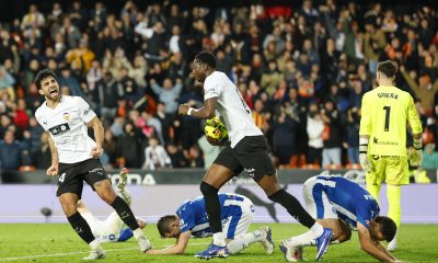 El defensa suizo del Valencia Eray Cömert (i) celebra su gol, segundo del equipo ché, durante el partido de la jornada 27 de LaLiga entre el Valencia CF y el Deportivo Alavés, este domingo en el estadio de Mestalla. EFE/ Ana Escobar