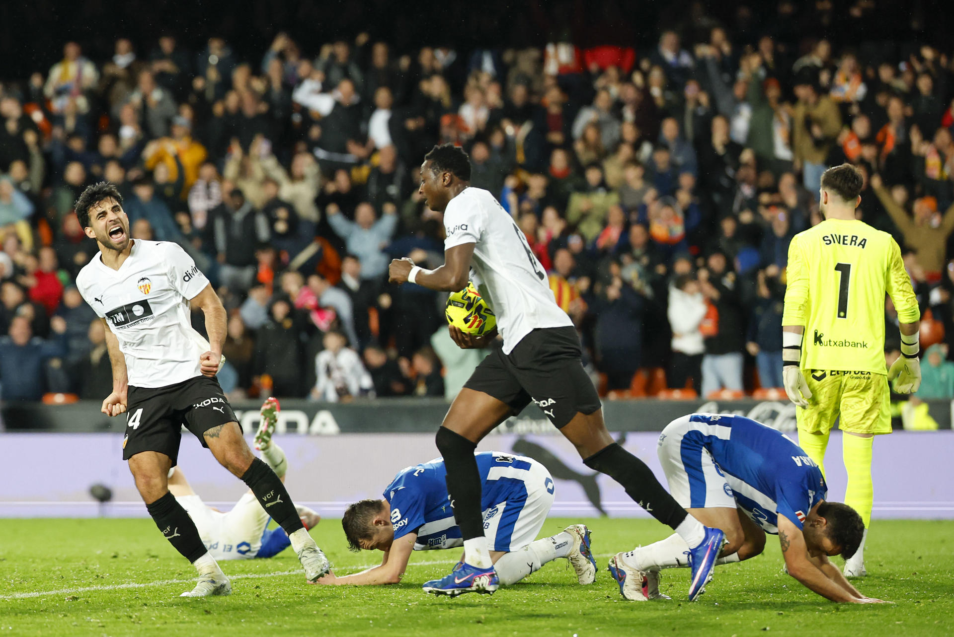 El defensa suizo del Valencia Eray Cömert (i) celebra su gol, segundo del equipo ché, durante el partido de la jornada 27 de LaLiga entre el Valencia CF y el Deportivo Alavés, este domingo en el estadio de Mestalla. EFE/ Ana Escobar