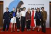 El director de cina Pedro Almodóvar (4i) posa con el elenco de su última película que incluye a Bárbara Lennie (3d), Leonardo Sbaraglia (4i), Aitana Sánchez Gijón (2d), Patrick Criado (i), Milena Smit (2i), Victoria Luengo (3i) y Quim Gutiérrez (d), durante la presentación de su 'Amarga Navidad', la película que estrenará el viernes 20 de marzo en cines. EFE/Mariscal
