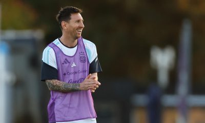 Lionel Messi participa, sonriente, en un entrenamiento de la selección Argentina este miércoles en el predio de Ezeiza para los amistosos contra Mauritania y Zambia. EFE/ Juan Ignacio Roncoroni