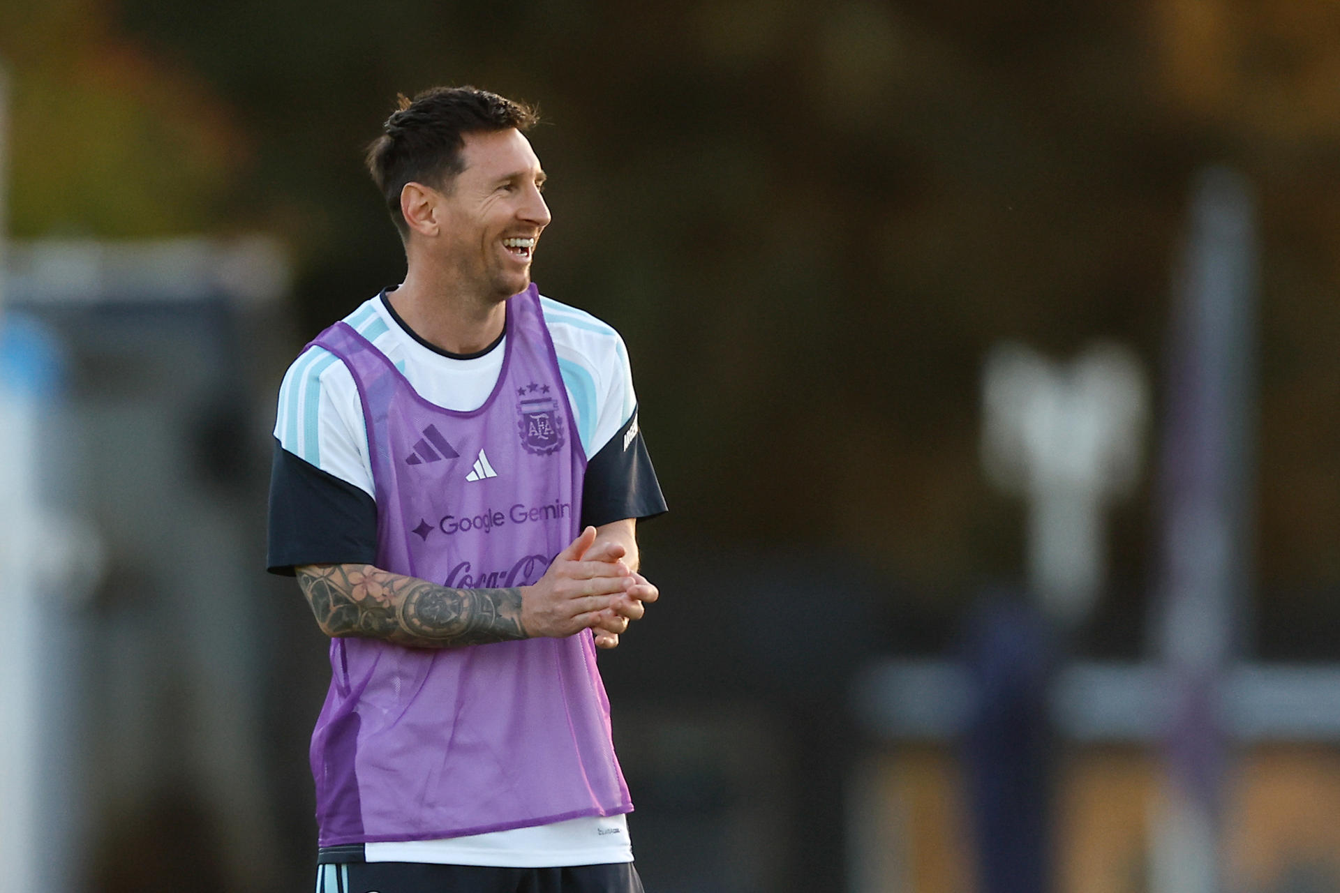 Lionel Messi participa, sonriente, en un entrenamiento de la selección Argentina este miércoles en el predio de Ezeiza para los amistosos contra Mauritania y Zambia. EFE/ Juan Ignacio Roncoroni