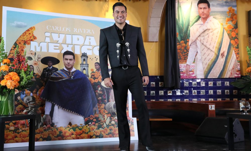 El cantante mexicano Carlos Rivera posa durante una rueda de prensa este miércoles, en Ciudad de México (México). EFE/Mario Guzmán