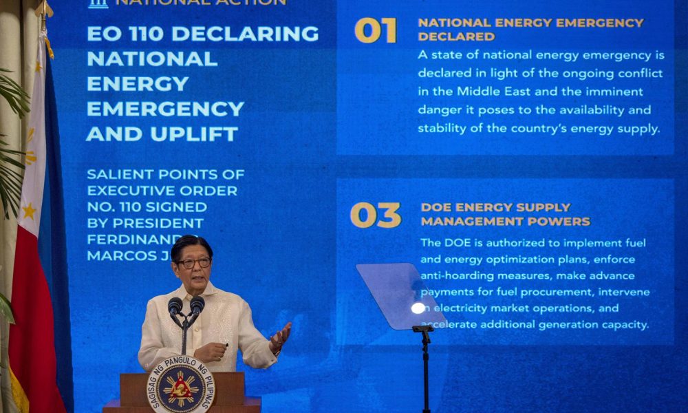 El presidente de Filipinas, Ferdinand Marcos Jr., durante el discurso para exponer las medidas que plantea adoptar tras la declaración de emergencia energética a raíz de la subida de precios del petroleo por la guerra en Oriente Medio.
EFE/EPA/EZRA ACAYAN/POOL