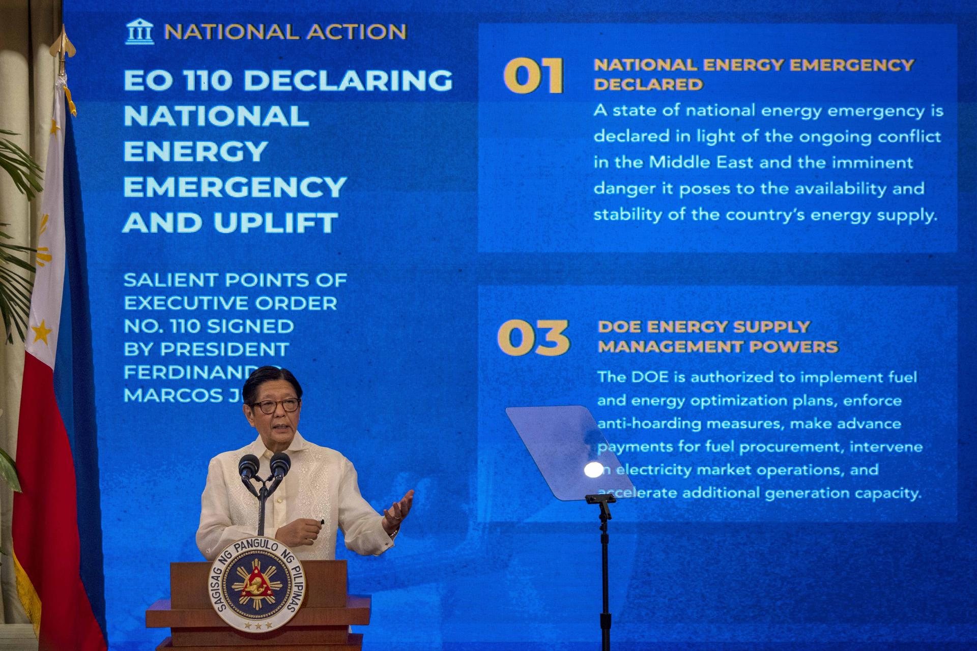 El presidente de Filipinas, Ferdinand Marcos Jr., durante el discurso para exponer las medidas que plantea adoptar tras la declaración de emergencia energética a raíz de la subida de precios del petroleo por la guerra en Oriente Medio.
EFE/EPA/EZRA ACAYAN/POOL