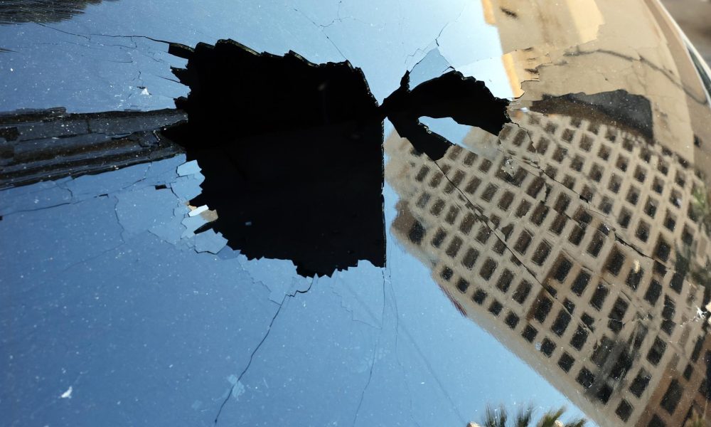 Un coche dañado aparcado junto a un hotel objetivo de un ataque israelí en el distrito de Raouche en Beirut, Líbano, 8 de marzo de 2026. El ejército israelí afirmó que está llevando a cabo ataques en todo el país dirigidos a la infraestructura y el personal de Hezbolá. Según el Ministerio de Salud Pública de Líbano, al menos 294 personas murieron y otras 1023 resultaron heridas en ataques aéreos en los suburbios del sur de Beirut y en las aldeas del sur de Líbano. (Líbano, Hizbulá/Hezbolá) EFE/EPA/WAEL HAMZEH