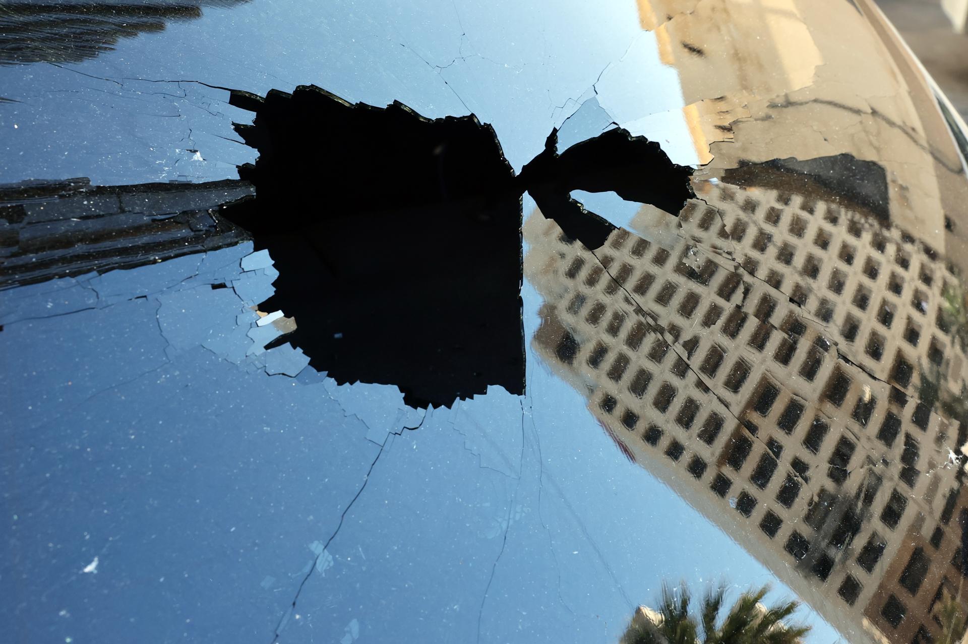 Un coche dañado aparcado junto a un hotel objetivo de un ataque israelí en el distrito de Raouche en Beirut, Líbano, 8 de marzo de 2026. El ejército israelí afirmó que está llevando a cabo ataques en todo el país dirigidos a la infraestructura y el personal de Hezbolá. Según el Ministerio de Salud Pública de Líbano, al menos 294 personas murieron y otras 1023 resultaron heridas en ataques aéreos en los suburbios del sur de Beirut y en las aldeas del sur de Líbano. (Líbano, Hizbulá/Hezbolá) EFE/EPA/WAEL HAMZEH
