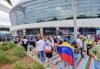Miles de aficionados venezolanos ataviados con la bandera tricolor de su país y todo tipo de referencias a Venezuela abarrotaron el loan Depot de Miami para la final del Clásico Mundial de Béisbol ante EE.UU. EFE/EPA/CRISTOBAL HERRERA-ULASHKEVICH