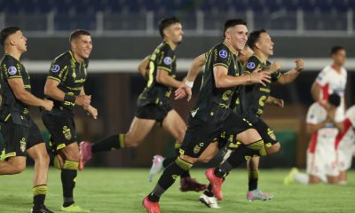 Jugadores del Recoleta celebran este jueves la clasificación a la fase de grupos de la Copa Sudamericana al vencer en la tanda de penaltis al Nacional en el duelo de la fase previa entre equipos paraguayos. EFE/ Juan Pablo Pino