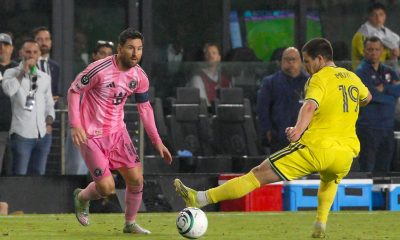 Lionel Messi (i), de Inter Miami, disputa el balón con Alex Muyl, de Nashville SC, en el partido de octavos de final de la Copa de Campeones Concacaf en el estadio Chase en Fort Lauderdale. EFE/Alberto Boal