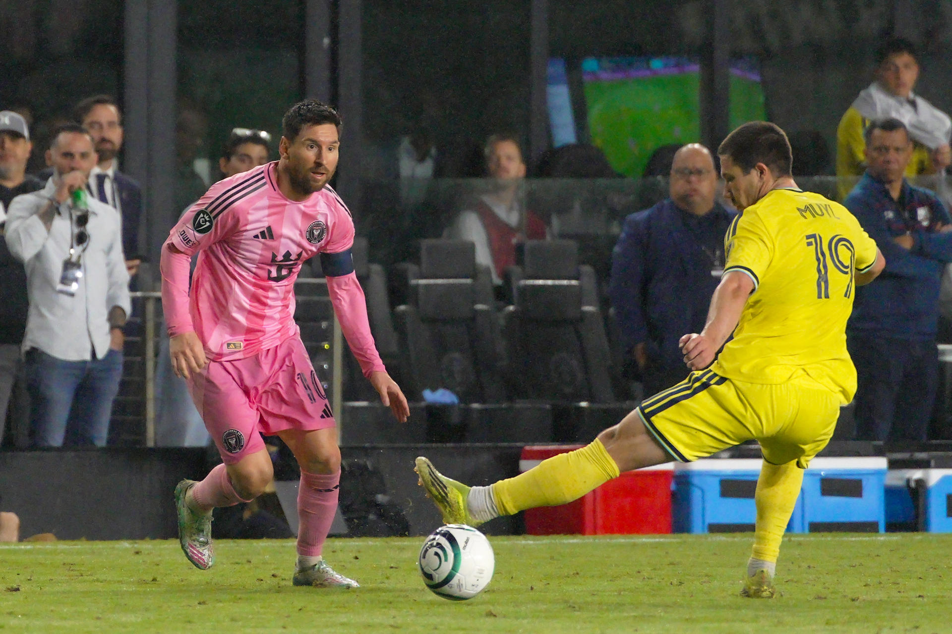 Lionel Messi (i), de Inter Miami, disputa el balón con Alex Muyl, de Nashville SC, en el partido de octavos de final de la Copa de Campeones Concacaf en el estadio Chase en Fort Lauderdale. EFE/Alberto Boal