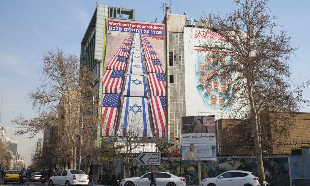 FOTO ARCHIVO. Un mural en la plaza Palestina de Teherán muestra ataúdes cubierto con las banderas estadounidenses e israelíeS. EFE/Jaime León