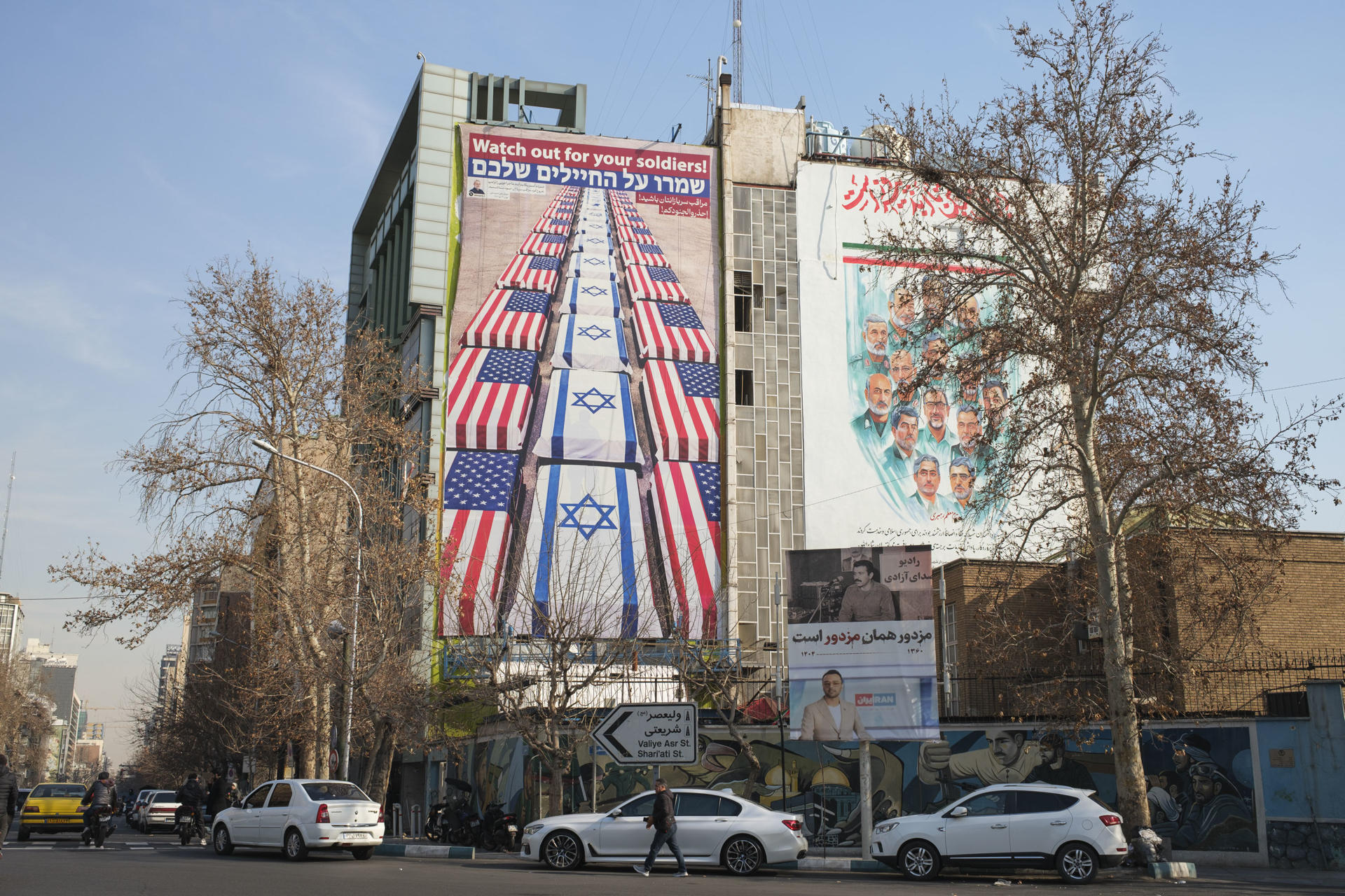 FOTO ARCHIVO. Un mural en la plaza Palestina de Teherán muestra ataúdes cubierto con las banderas estadounidenses e israelíeS. EFE/Jaime León