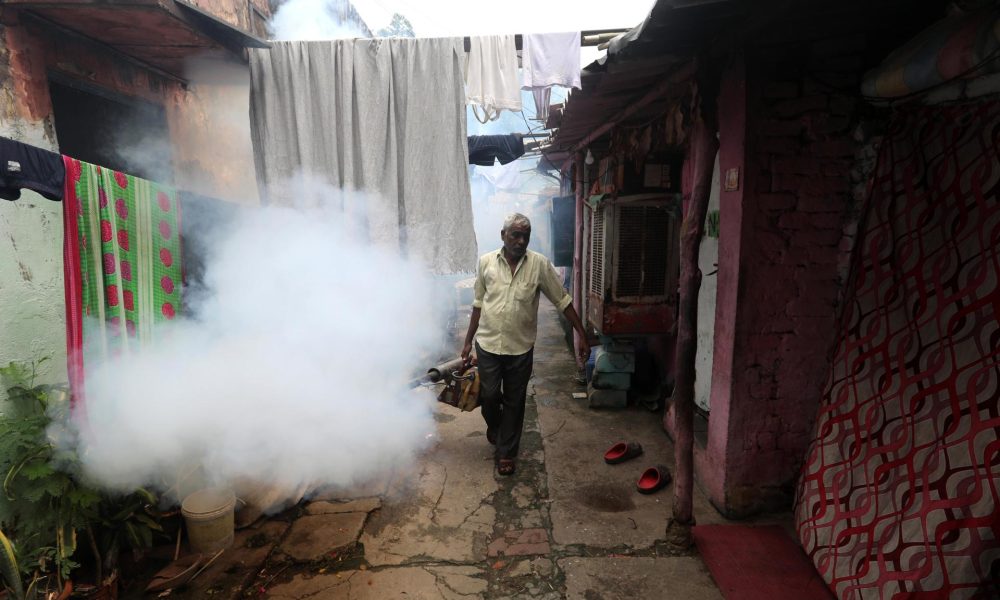 En la imagen de archivo, un operario del servicio municipal de Nueva Delhi, la India, fumiga un área para prevenir los casos de dengue. EFE/EPA/RAJAT GUPTA