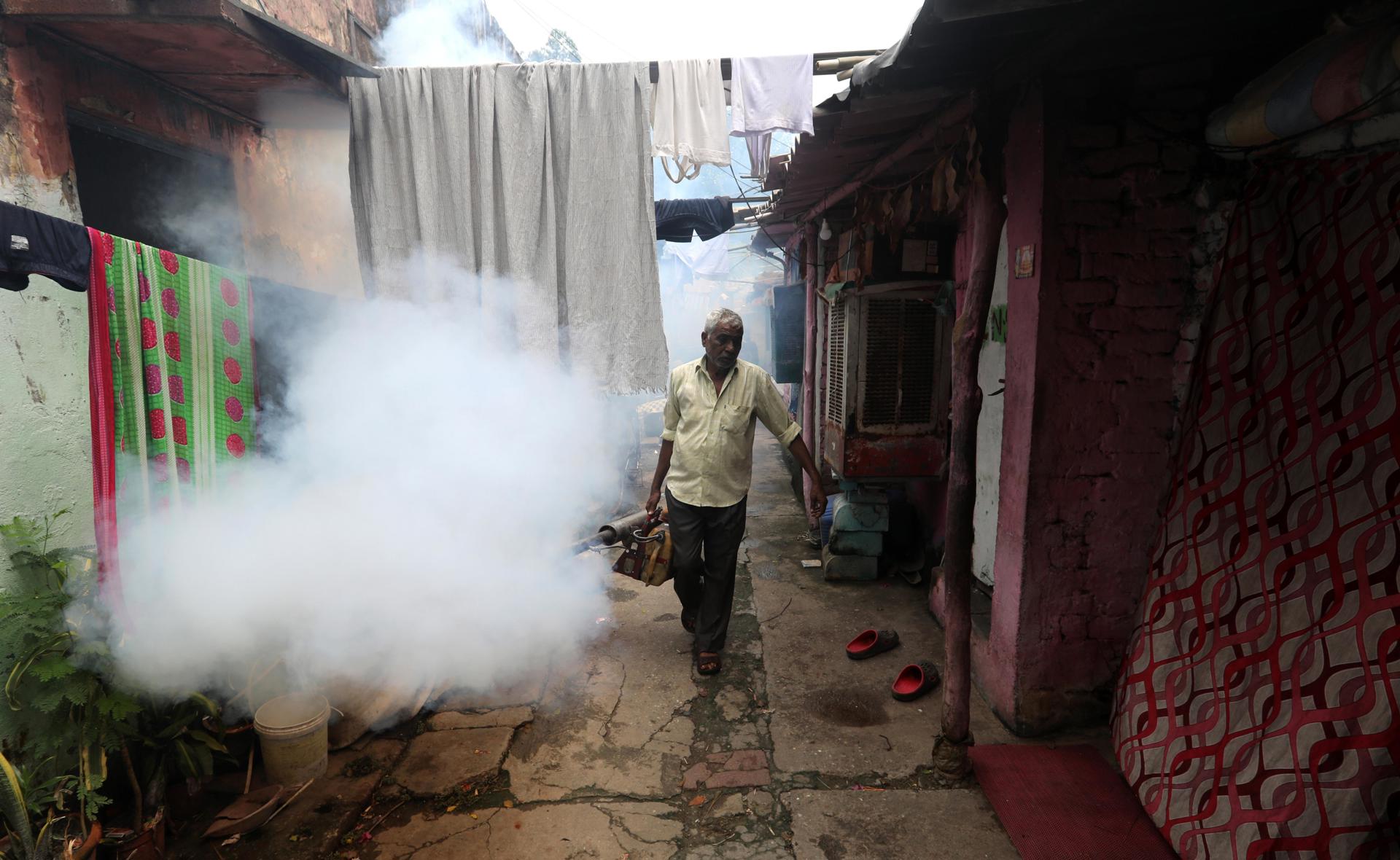 En la imagen de archivo, un operario del servicio municipal de Nueva Delhi, la India, fumiga un área para prevenir los casos de dengue. EFE/EPA/RAJAT GUPTA