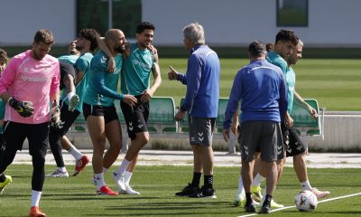 El entrenador chileno del Betis Manuel Pellegrini (c), durante el entrenamiento previo al encuentro de vuelta de los octavos de final de la Liga Europa este miércoles en Sevilla. El conjunto sevillano necesita remontar ante el Panathinaikos el 1-0 sufrido en Atenas.-EFE/ Julio Muñoz