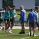 El entrenador chileno del Betis Manuel Pellegrini (c), durante el entrenamiento previo al encuentro de vuelta de los octavos de final de la Liga Europa este miércoles en Sevilla. El conjunto sevillano necesita remontar ante el Panathinaikos el 1-0 sufrido en Atenas.-EFE/ Julio Muñoz