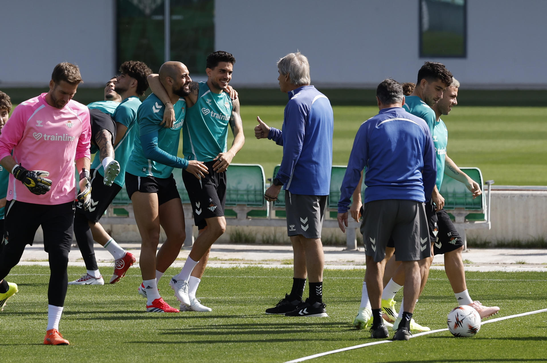 El entrenador chileno del Betis Manuel Pellegrini (c), durante el entrenamiento previo al encuentro de vuelta de los octavos de final de la Liga Europa este miércoles en Sevilla. El conjunto sevillano necesita remontar ante el Panathinaikos el 1-0 sufrido en Atenas.-EFE/ Julio Muñoz