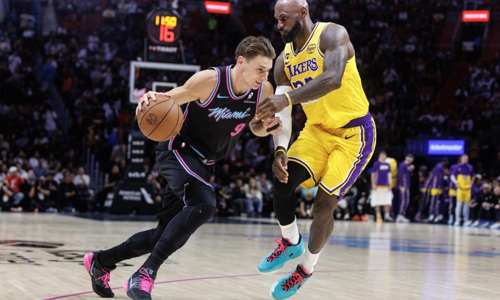 Pelle Larsson (i), del Miami Heat, en acción contra LeBron James, de los Lakers, quien igualó el récord de 1.611 partidos disputados en la NBA por Robert Parish. EFE/EPA/CRISTOBAL HERRERA-ULASHKEVICH SHUTTERSTOCK OUT