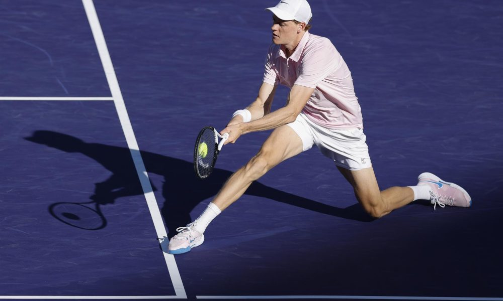 El italiano Jannik Sinner venció al canadiense Denis Shapovalov durante su partido de individuales en el día 5 del torneo de Indian Wells. EFE/EPA/JOHN G. MABANGLO