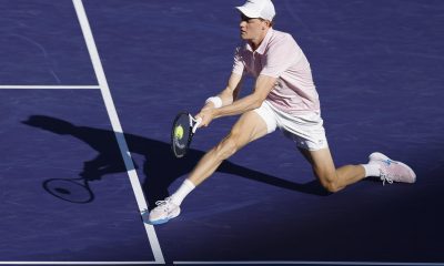 El italiano Jannik Sinner venció al canadiense Denis Shapovalov durante su partido de individuales en el día 5 del torneo de Indian Wells. EFE/EPA/JOHN G. MABANGLO