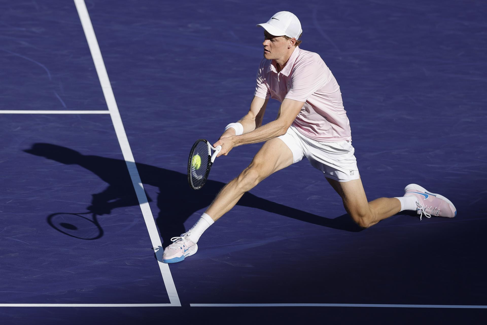 El italiano Jannik Sinner venció al canadiense Denis Shapovalov durante su partido de individuales en el día 5 del torneo de Indian Wells. EFE/EPA/JOHN G. MABANGLO