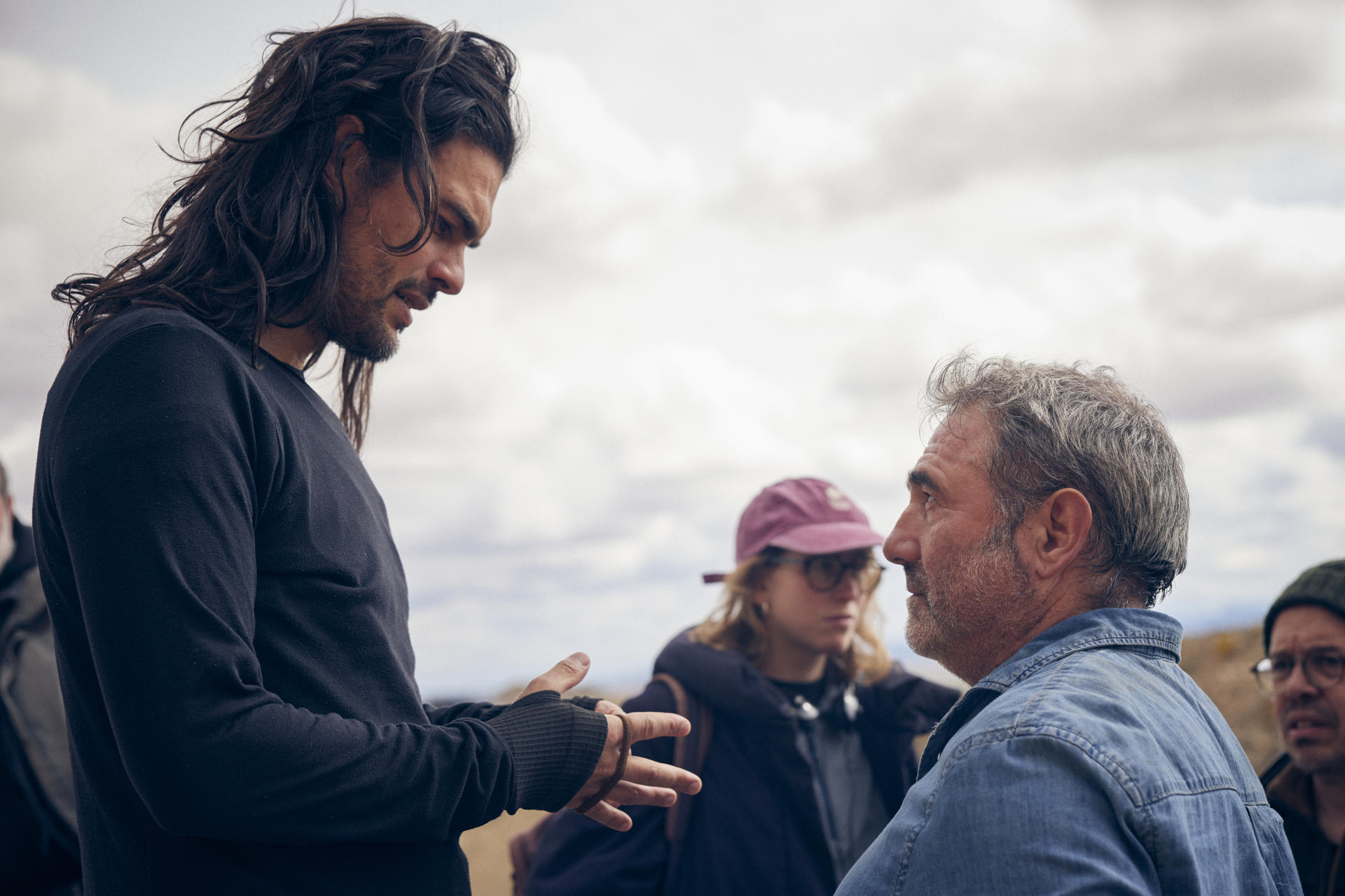 El cineasta Oliver Laxe y el actor Sergi López durante el rodaje de la película 'Sirat'. Laxe tratará de hacerse con el quinto Óscar a mejor película extranjera para España con su impactante 'Sirat' que, de ganar el premio, seguiría la estela de 'Volver a empezar', 'Belle Epoque', 'Todo sobre mi madre' y 'Mar adentro'. EFE/ Quim Vives // SOLO USO EDITORIAL/SOLO DISPONIBLE PARA ILUSTRAR LA NOTICIA QUE ACOMPAÑA (CRÉDITO OBLIGATORIO)