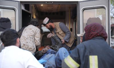 KABUL (Afganistán), 17/03/2026.- Víctimas de presuntos ataques aéreos pakistaníes son retiradas del lugar de los hechos, en Kabul. Las autoridades afganas alegaron que los ataques pakistaníes tuvieron como objetivo un centro de tratamiento de adicciones en Kabul, causando la muerte de civiles. Esta escalada se produce en medio de crecientes tensiones en la frontera, donde Pakistán afirma atacar bases del Tehrik-i-Taliban Pakistan (TTP), al que responsabiliza de ataques dentro de su territorio. EFE/EPA/SAMIULLAH POPAL