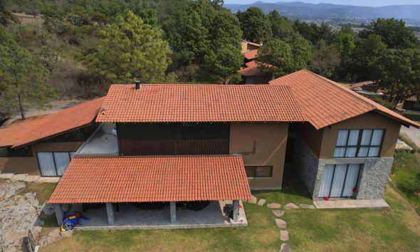 Fotografía aérea de archivo que muestra una casa del Hotel Tapalpa Country Club en Tapalpa (México). EFE/ Francisco Guasco