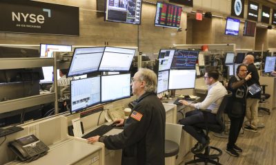 Fotografía de archivo de trabajadores en la Bolsa de Nueva York (EE.UU.). EFE/EPA/SARAH YENESEL