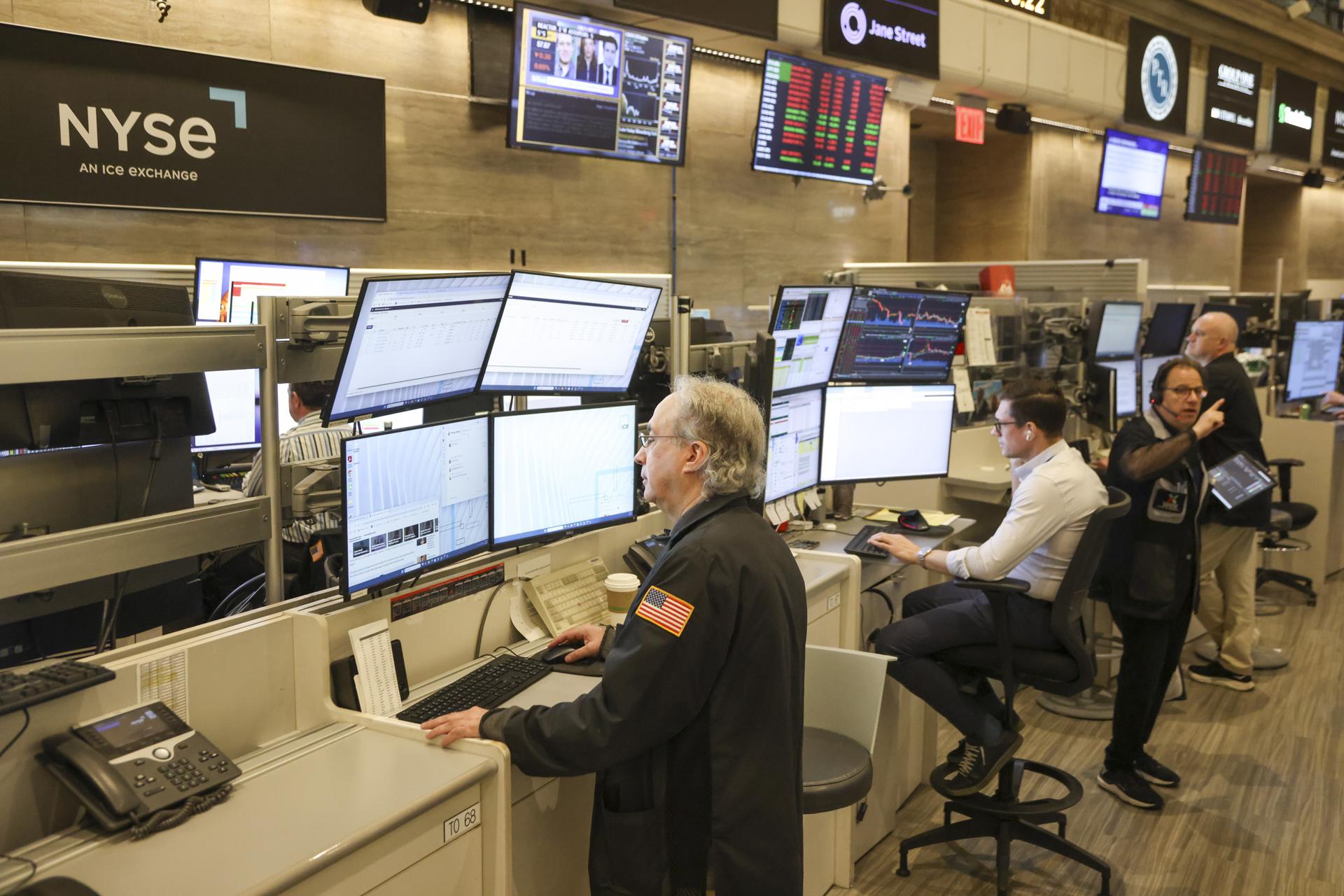 Fotografía de archivo de trabajadores en la Bolsa de Nueva York (EE.UU.). EFE/EPA/SARAH YENESEL