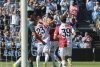 -Los jugadores del Celta de Vigo celebran el gol contra el Alavés del Jugador Hugo Álvarez (c), durante el partido de la jornada 29 de LaLiga EA Sports que disputaron en el Estadio Abanca Balaídos de Vigo, Galicia, este domingo. EFE/ Salvador Sas
