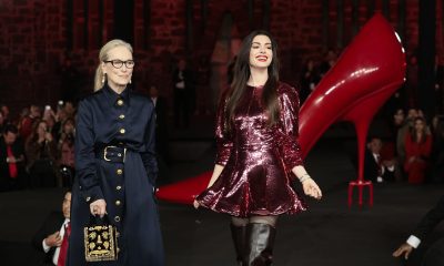 La actrices estadounidense Meryl Streep (i) y Anne Hathaway participan durante una pasarela de moda este lunes, en el Museo Anahuacalli de la Ciudad de México (México). EFE/José Méndez
