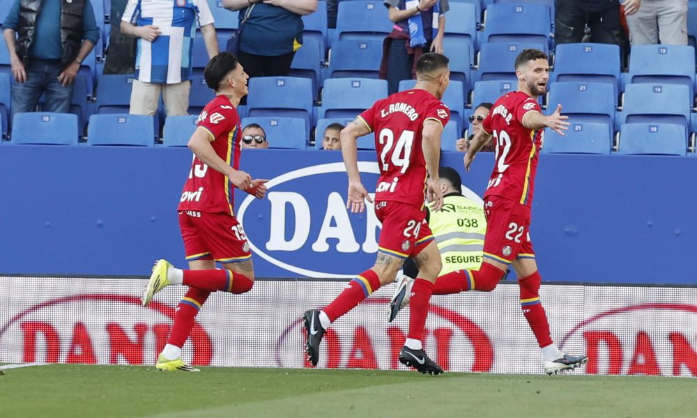 -El defensa del Getafe Domingos Duarte celebra su gol contra el Espanyol durante el partido de la jornada 29 de LaLiga EA Sports entre el Espanyol y el Getafe, este sábado en el RCDE Stadium en Barcelona.-EFE/ Toni Albir