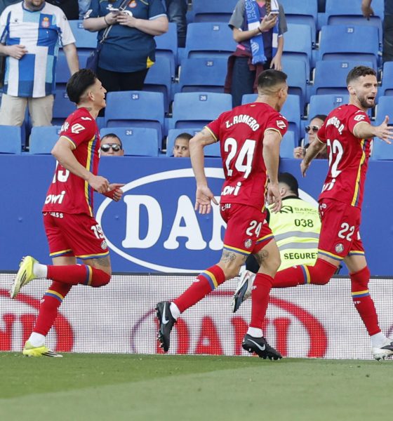 -El defensa del Getafe Domingos Duarte celebra su gol contra el Espanyol durante el partido de la jornada 29 de LaLiga EA Sports entre el Espanyol y el Getafe, este sábado en el RCDE Stadium en Barcelona.-EFE/ Toni Albir