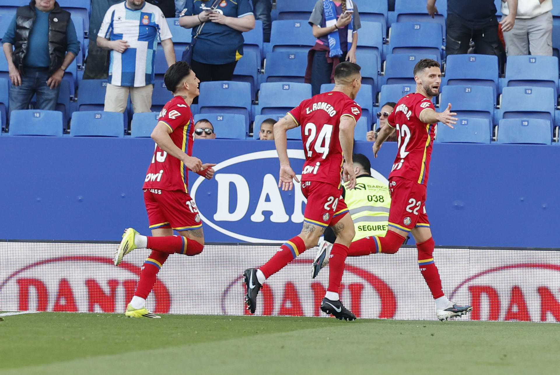 -El defensa del Getafe Domingos Duarte celebra su gol contra el Espanyol durante el partido de la jornada 29 de LaLiga EA Sports entre el Espanyol y el Getafe, este sábado en el RCDE Stadium en Barcelona.-EFE/ Toni Albir