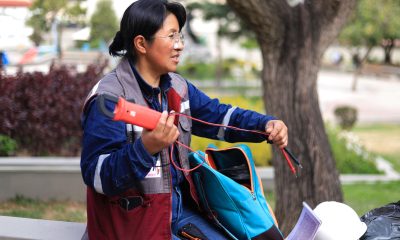Fotografía que muestra a Martha Quispe, una mujer constructora, preparándose para si jornada de trabajo en La Paz (Bolivia). EFE/ Gabriel Márquez